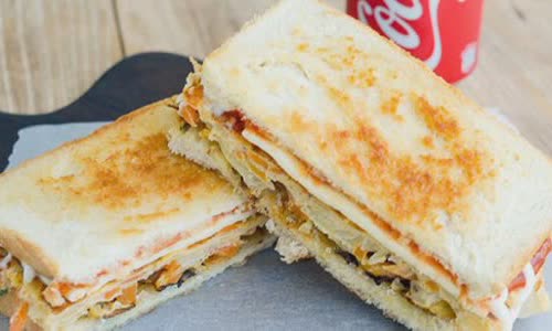 Cách làm sandwich kẹp trứng chiên rau củ