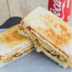 Cách làm sandwich kẹp trứng chiên rau củ