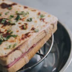 Cách làm Sandwich thịt nguội và phô mai nướng giòn - Croque Monsieur