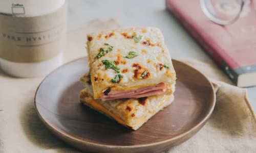 Cách làm Sandwich thịt nguội và phô mai nướng giòn - Croque Monsieur