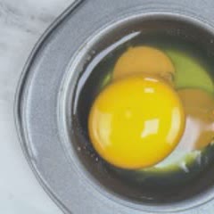 Cách làm Sandwich trứng nướng và sốt Hollandaise