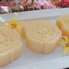 Cách Làm Bánh Đậu Xanh Dừa Nạo Hình Lá Thơm Ngon