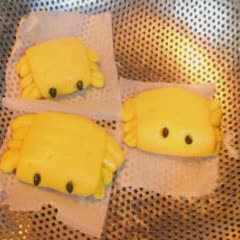 Cách làm bánh bao bí đỏ hình cua