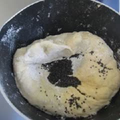 Cách làm bánh bao mè nhân trứng sữa