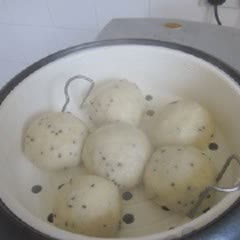 Cách làm bánh bao mè nhân trứng sữa