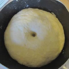 Cách làm bánh bao mè nhân trứng sữa
