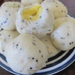 Cách làm bánh bao mè nhân trứng sữa