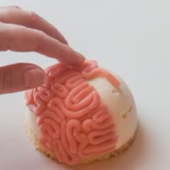 Cách làm bánh bộ não vị vani dâu tây cho Halloween