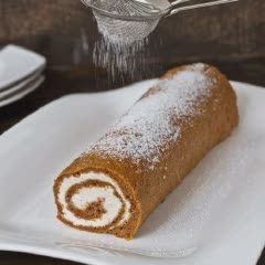 Cách làm bánh bông lan cà rốt cuộn