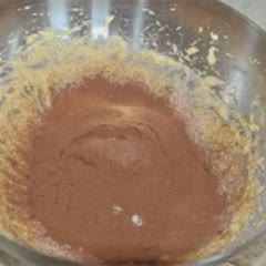 Cách làm Bánh cốc chocolate bằng lò vi sóng