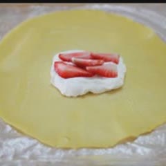 Cách làm bánh crepe kem dâu tươi