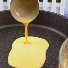 Cách làm Bánh Crepe Nhân Kem Xoài thơm ngon như ngoài tiệm
