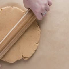 Cách làm bánh cuộn quế nhân khoai lang phủ kem phô mai