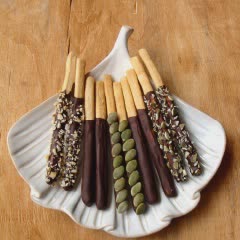 Cách Làm Bánh Gậy Phủ Chocolate Đơn Giản Cho Bé