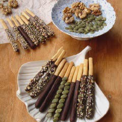 Cách Làm Bánh Gậy Phủ Chocolate Đơn Giản Cho Bé