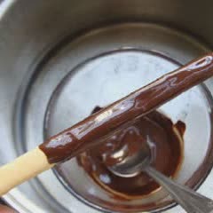 Cách Làm Bánh Gậy Phủ Chocolate Đơn Giản Cho Bé