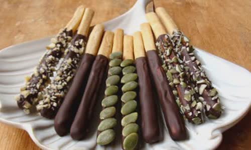 Cách Làm Bánh Gậy Phủ Chocolate Đơn Giản Cho Bé