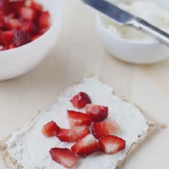 Cách làm Bánh mì cuộn dâu tây chiên