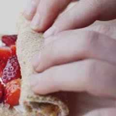 Cách làm Bánh mì cuộn dâu tây chiên