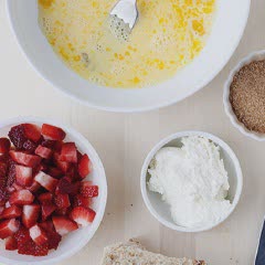 Cách làm Bánh mì cuộn dâu tây chiên