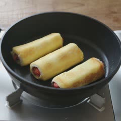 Cách làm bánh mì sandwich cuộn dâu tây chiên