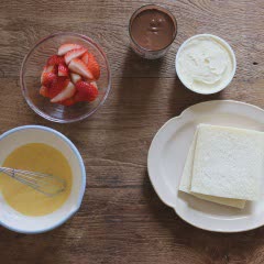 Cách làm bánh mì sandwich cuộn dâu tây chiên