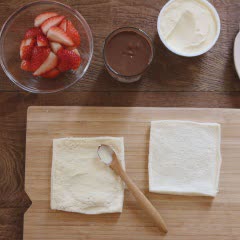 Cách làm bánh mì sandwich cuộn dâu tây chiên
