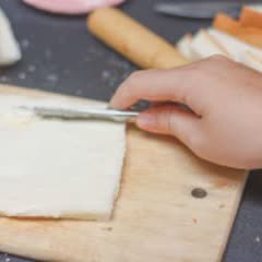 Cách làm Bánh mì sandwich cuộn mứt dâu tây