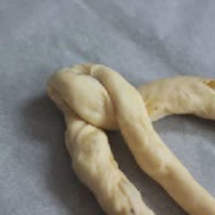 Cách Làm Bánh Mì Vòng Nguyệt Quế Xinh Xắn Đơn Giản