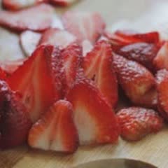 Cách Làm Bánh Mousse Dâu Tây Thơm Ngon Béo Ngậy