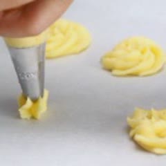Cách làm Bánh Quy Bơ Nho Khô thơm lừng và giòn tan