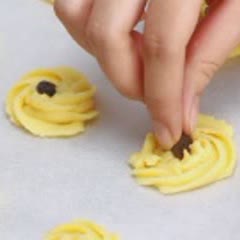 Cách làm Bánh Quy Bơ Nho Khô thơm lừng và giòn tan