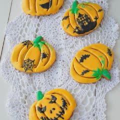 Cách làm bánh quy hình trái bí đỏ cho Halloween