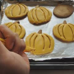 Cách làm bánh quy hình trái bí đỏ cho Halloween