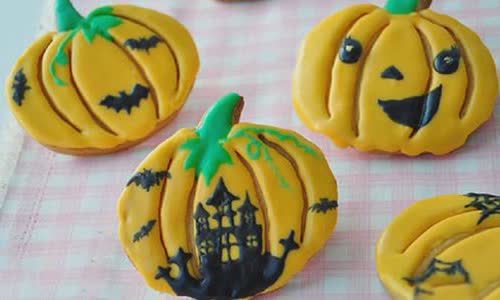 Cách làm bánh quy hình trái bí đỏ cho Halloween