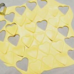 Cách làm bánh quy hình trái tim giòn tan