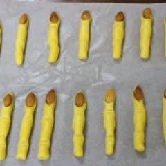 Cách làm bánh quy ngón tay phù thủy cho Halloween