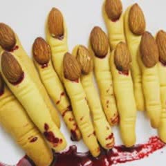 Cách làm bánh quy ngón tay phù thủy cho Halloween