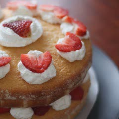 Cách làm bánh sponge cake kem dâu