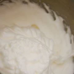 Cách làm bánh sponge cake kem dâu