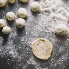 Cách làm Bánh tiêu chiên mè