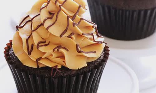 Cách làm cupcake chocolate kem bơ đậu phộng