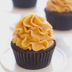 Cách làm cupcake chocolate kem bơ đậu phộng