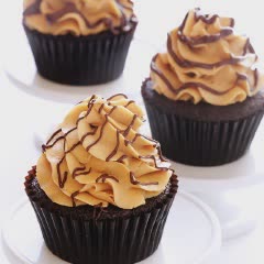 Cách làm cupcake chocolate kem bơ đậu phộng