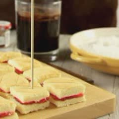 Cách làm bánh Lamington chuẩn vị Úc cực hấp dẫn tại nhà 