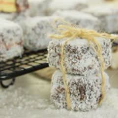 Cách làm bánh Lamington chuẩn vị Úc cực hấp dẫn tại nhà 