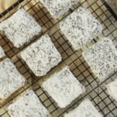 Cách làm bánh Lamington chuẩn vị Úc cực hấp dẫn tại nhà 