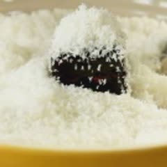 Cách làm bánh Lamington chuẩn vị Úc cực hấp dẫn tại nhà 