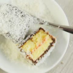 Cách làm bánh Lamington chuẩn vị Úc cực hấp dẫn tại nhà 