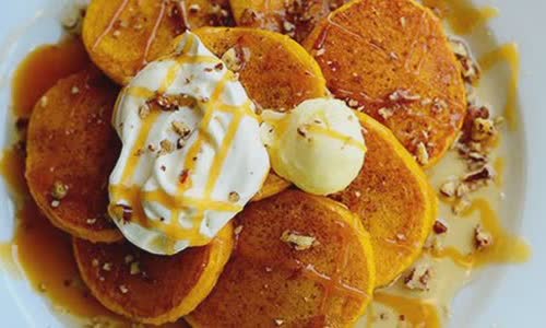 Cách làm Pancake Bí Đỏ mật ong kèm kem tươi dễ làm tại nhà